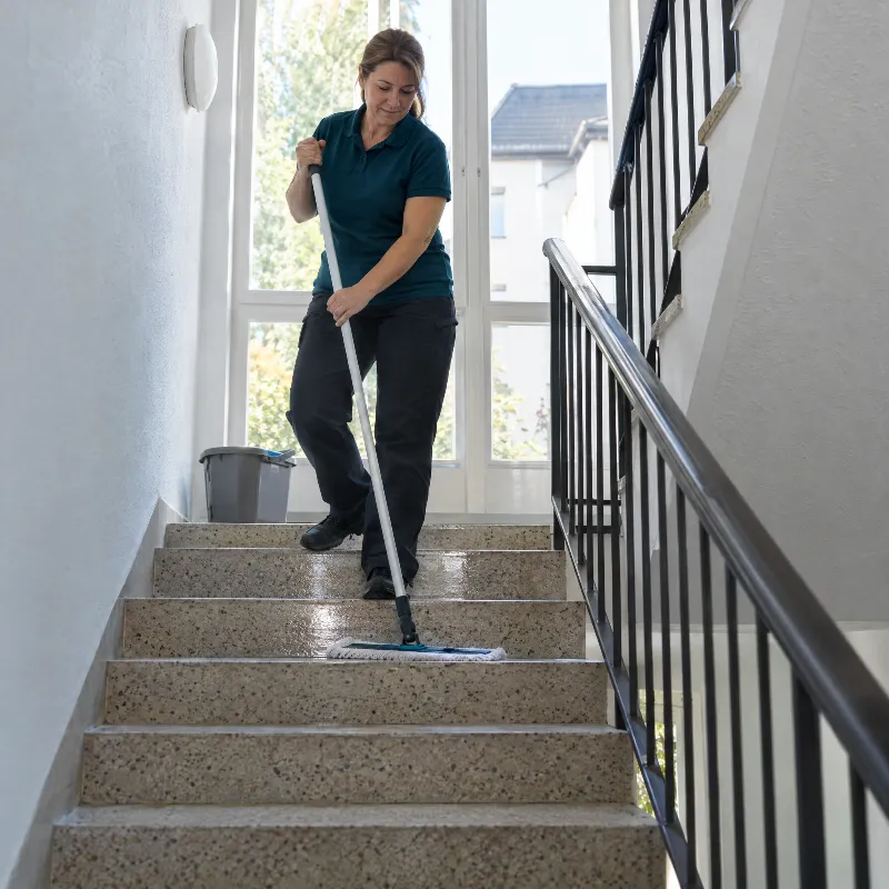 Treppenhausreinigung: Was Hausverwaltungen und WEGs regeln sollten
