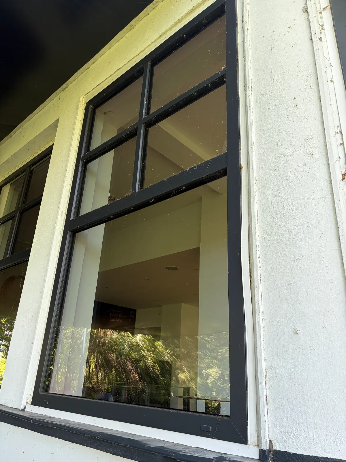 Fensterfront vor der Reinigung